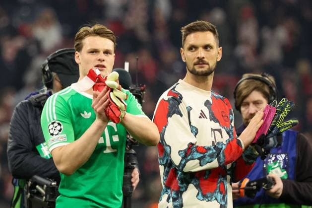 Sven Ulreich 26 FC Bayern Muenchen looks disappointed at Jonas Urbig 40 FC Bayern Muenchen after the end of the match, FC Bayern Muenchen vs Bayer 04 Leverkusen, Football, Champions League, round of 16, first leg, 05 03 2025 Muenchen Bayern Germany Copyright: xkolbert-press MartinxAgüerax