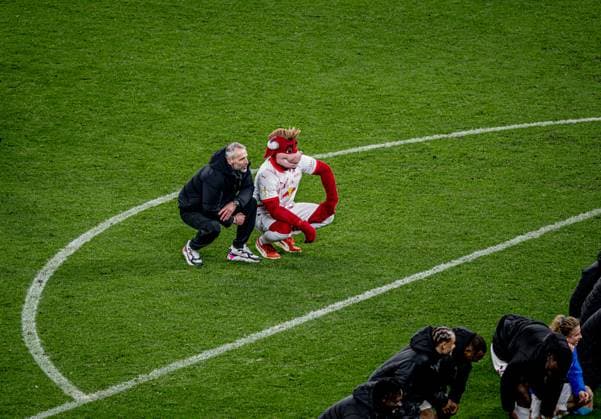 Leipzigs head coach Coach Marco Rose and mascot Bulli during the final cheer Football DFB Cup, quarter-final RB Leipzig VfL Wolfsburg 1 0 February 26, 2025 Leipzig, Red Bull Arena RB Leipzig VfL Wolfsburg 1 0