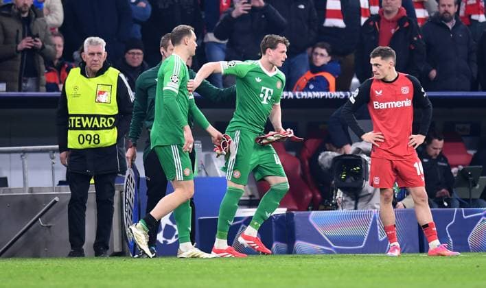 FOOTBALL CHAMPIONS LEAGUE SEASON 2024 2025 Round of 16 first leg FC Bayern Muenchen Bayer 04 Leverkusen 05 03 2025 Goalkeeper Manuel Neuer left, FC Bayern Muenchen with goalkeeper Jonas Urbig right, FC Bayern Muenchen Substitution