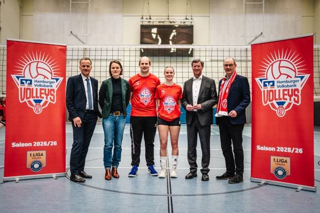 Volleyball Women Press Event 1 Volleyball Bundesliga Women ETV Hamburger Volksbank Volleys 06 03 2025 from left State Councillor for Sport Christoph Holstein, Julia Retzlaff Managing Director Volleyball Bundesliga , Holger Schlawitz Coach ETV , Zoe Konjer Captain ETV , Thorsten Rathje Spokesman of the Board Hamburger Volksbank , Frank Fechner 1 Chairman ETV Hamburg City Sports venue State Germany