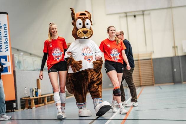 Volleyball Women Press Event 1 Volleyball Bundesliga Women ETV Hamburger Volksbank Volleys 06 03 2025 Presentation of the new logo, f l Anna Hartig 5, ETV Hamburg , Richy Reichhörnchen, Louisa Krams 17, ETV Hamburg City Sports venue State Germany