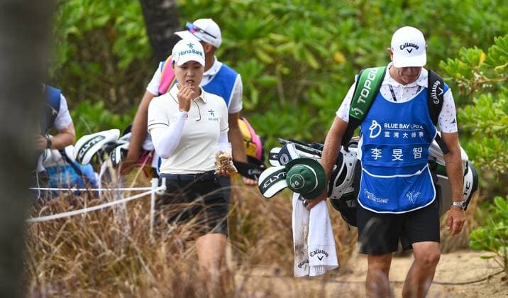 (250306) -- LINGSHUI, March 6, 2025 -- Lee Minjee (L) of Australia eats snacks during the first round of the Blue Bay LPGA, Golf Damen golf tournament in Lingshui, south China s Hainan Province, March 6, 2025. ) (SP)CHINA-HAINAN-LINGSHUI-GOLF-BLUE BAY LPGA (CN) YangxGuanyu 