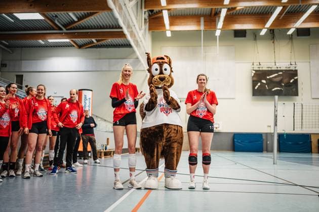Volleyball Women Press Event 1 Volleyball Bundesliga Women ETV Hamburger Volksbank Volleys 06 03 2025 Presentation of the new logo, f l Anna Hartig 5, ETV Hamburg , Richy Reichhörnchen, Louisa Krams 17, ETV Hamburg Hamburg CU Arena Hamburg Germany