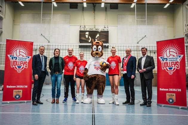 Volleyball Women Press Event 1 Volleyball Bundesliga Women ETV Hamburger Volksbank Volleys 06 03 2025 from left State Councillor Sport Christoph Holstein, Julia Retzlaff Managing Director Volleyball Bundesliga , Holger Schlawitz Coach ETV , Zoe Konjer Captain ETV , Richy Reichhörnchen Mascot , Leonie Körtzinger ETV , Thorsten Rathje Spokesman of the Board Hamburger Volksbank , Frank Fechner 1 Chairman ETV Hamburg Hamburg CU Arena Hamburg Germany