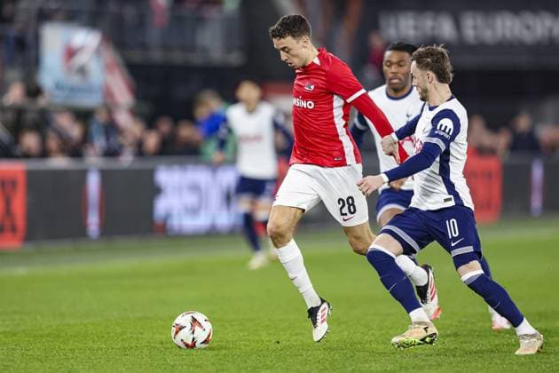 ALKMAAR, 06-03-2025, AFAS Stadium, UEFA Europa League, season 2024 2025. Match between AZ - Tottenham Hotspur. AZ player Zico Buurmeester and Tottenham Hotspur player James Maddison AZ - Tottenham Hotspur  x28188515x Copyright: