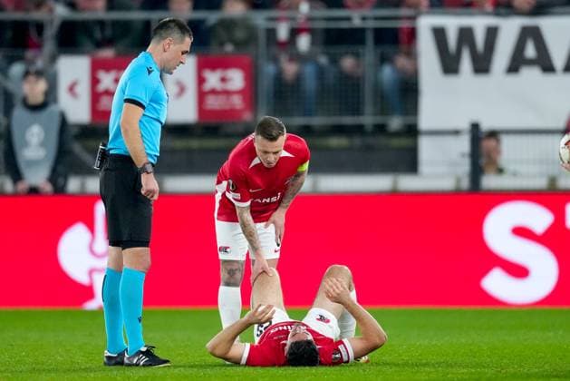 2025-03-06 AZ Alkmaar v Tottenham - UEFA Europa League 2024 25 Round of 16 First Leg ALKMAAR, NETHERLANDS - MARCH 6: Mayckel Lahdo of AZ Alkmaar with a injury during the UEFA Europa League 2024 25 Round of 16 First Leg match between AZ Alkmaar and Tottenham at AFAS Stadion on March 6, 2025 in Alkmaar, Netherlands. Alkmaar AFAS Stadion Netherlands Content not available for redistribution in The Netherlands directly or indirectly through any third parties. Copyright: xEdxvanxdexPolx