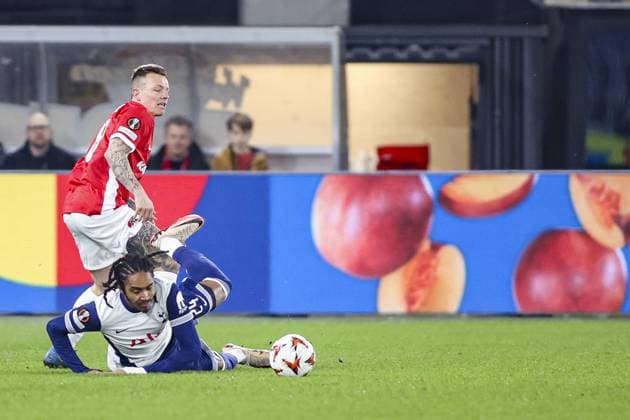 ALKMAAR - 06-03-2025, AFAS Stadium. UEFA Europa League, season 2024 2025 during the match AZ - Tottenham Hotspur. Tottenham Hotspur player Djed Spence and AZ player Jordy Clasie AZ - Tottenham Hotspur  x28188532x Copyright: