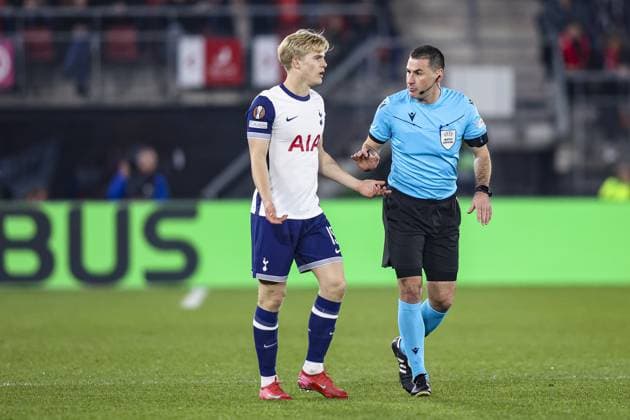 ALKMAAR - 06-03-2025, AFAS Stadium. UEFA Europa League, season 2024 2025 during the match AZ - Tottenham Hotspur. Tottenham Hotspur player Lucas Bergvall and referee Rade Obrenovic AZ - Tottenham Hotspur  x28188554x Copyright:
