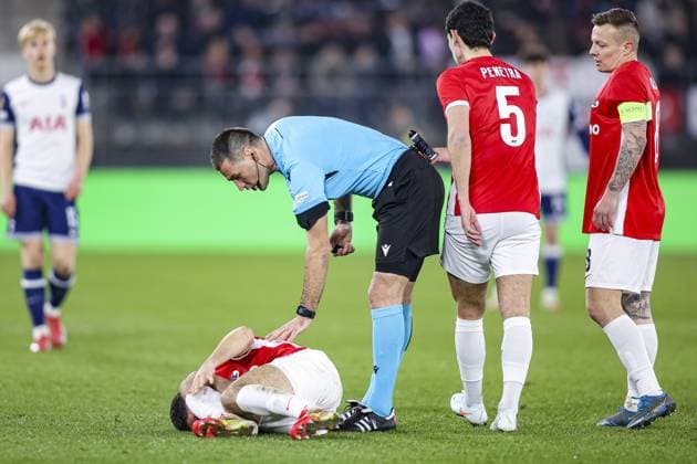 ALKMAAR - 06-03-2025, AFAS Stadium. UEFA Europa League, season 2024 2025 during the match AZ - Tottenham Hotspur. AZ player Mayckel Lahdo and referee Rade Obrenovic AZ - Tottenham Hotspur  x28188580x Copyright: