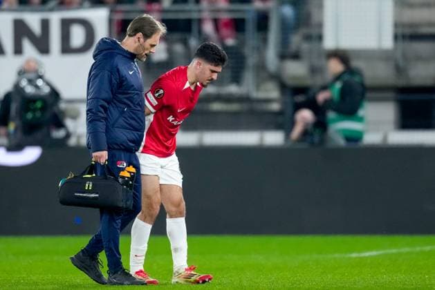2025-03-06 AZ Alkmaar v Tottenham - UEFA Europa League 2024 25 Round of 16 First Leg ALKMAAR, NETHERLANDS - MARCH 6: Mayckel Lahdo of AZ Alkmaar leaving the pitch with a injury during the UEFA Europa League 2024 25 Round of 16 First Leg match between AZ Alkmaar and Tottenham at AFAS Stadion on March 6, 2025 in Alkmaar, Netherlands. Alkmaar AFAS Stadion Netherlands Content not available for redistribution in The Netherlands directly or indirectly through any third parties. Copyright: xEdxvanxdexPolx