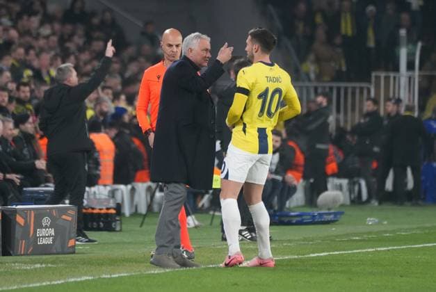Coach Jose Mourinho of Fenerbahce SK talking with his player Dusan Tadic during the UEFA Europa League 2024 25 Round of 16 First Leg match between Fenerbahce SK and Rangers FC at Ulker Sukru Saracoglu Stadium on March 6, 2025 in Istanbul, Turkey. Istanbul Turkey Copyright: xSeskimPhotox Fenerbahce-Rangers-060325 (53)