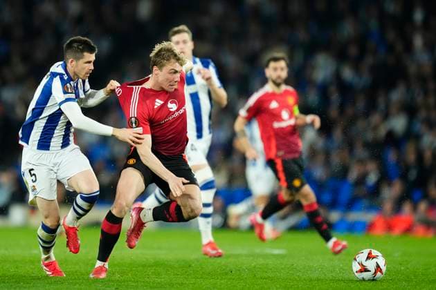 Real Sociedad de Futbol v Manchester United, ManU - UEFA Europa League 2024 25 Round of 16 First Leg Rasmus Hojlund centre-forward of Manchester United and Denmark and Igor Zubeldia centre-back of Real Sociedad and Spain compete for the ball during the UEFA Europa League 2024 25 Round of 16 First Leg match between Real Sociedad de Futbol and Manchester United at Reale Arena on March 6, 2025 in San Sebastian, Spain. San Sebastian Basque Country Spain  Copyright: xJosexBretonx originalFilename:bretonhernandez-realsoci250306_npo2p.jpg