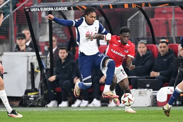 AZ Alkmaar v Tottenham Hotspur Europa League 06 03 2025. Tottenham Hotspur defender Djed Spence (24) and AZ Alkmaar forward Ernest Poku (21) battles for possession during the Europa League match between AZ Alkmaar and Tottenham Hotspur at AFAS Stadion, Alkmaar, Netherlands on 6 March 2025. Alkmaar AFAS Stadion Netherlands Editorial use only , Copyright: xSimonxTraylenx PSI-21572-0028