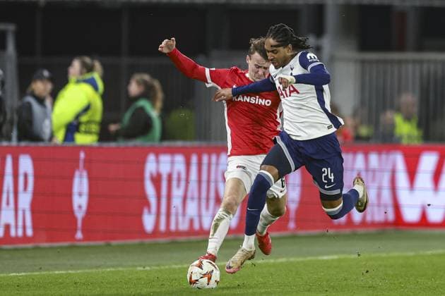ALKMAAR, 06-03-2025, AFAS Stadium, UEFA Europa League, season 2024 2025. Match between AZ - Tottenham Hotspur. AZ player Peer Koopmeiners and Tottenham Hotspur player Djed Spence AZ - Tottenham Hotspur  x28189452x Copyright: