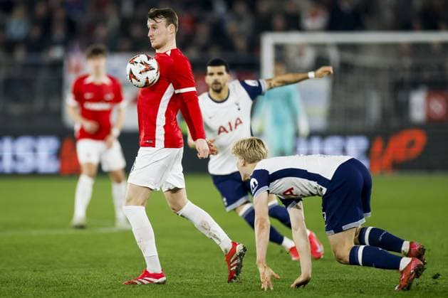 ALKMAAR - (l-r) Peer Koopmeiners of AZ Alkmaar, Lucas Bergvall of Tottenham Hotspur FC during the UEFA Europa League match between AZ Alkmaar and Tottenham Hotspur FC at AFAS stadium on March 6, 2025 in Alkmaar, Netherlands. ANP KOEN VAN WEEL UEFA Europa League 2024 25 Round of 16 Second Leg 2024 25 xVIxANPxSportx xxANPxIVx 521716001 originalFilename: 521716001.jpg