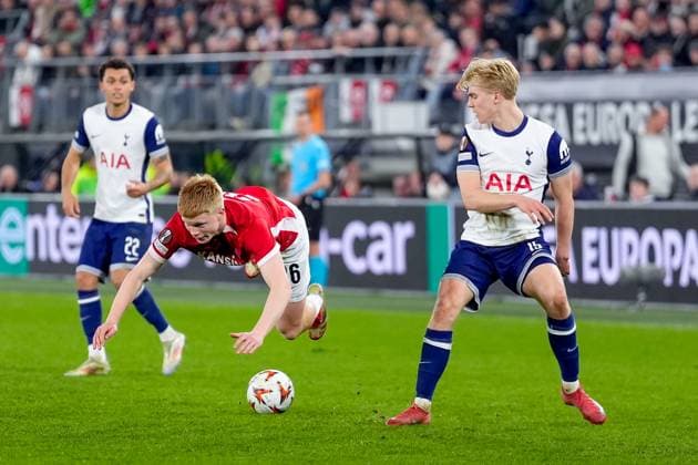 2025-03-06 AZ Alkmaar v Tottenham - UEFA Europa League 2024 25 Round of 16 First Leg ALKMAAR, NETHERLANDS - MARCH 6: Kees Smit of AZ Alkmaar battles for the ball with Lucas Bergvall of Tottenham during the UEFA Europa League 2024 25 Round of 16 First Leg match between AZ Alkmaar and Tottenham at AFAS Stadion on March 6, 2025 in Alkmaar, Netherlands. Alkmaar AFAS Stadion Netherlands Content not available for redistribution in The Netherlands directly or indirectly through any third parties. Copyright: xEdxvanxdexPolx