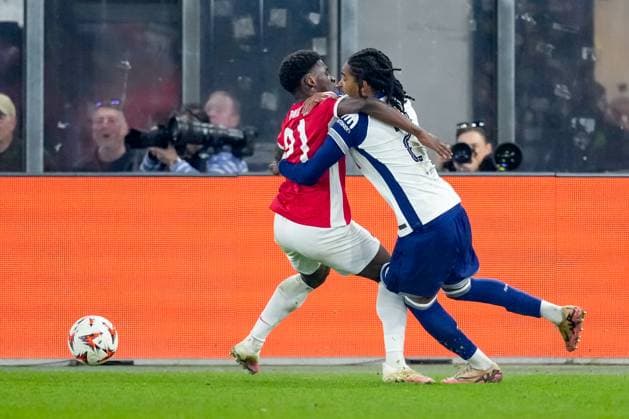 Sport Bilder des Tages 2025-03-06 AZ Alkmaar v Tottenham - UEFA Europa League 2024 25 Round of 16 First Leg ALKMAAR, NETHERLANDS - MARCH 6: Ernest Poku of AZ Alkmaar battles for the ball with Djed Spence of Tottenham during the UEFA Europa League 2024 25 Round of 16 First Leg match between AZ Alkmaar and Tottenham at AFAS Stadion on March 6, 2025 in Alkmaar, Netherlands. Alkmaar AFAS Stadion Netherlands Content not available for redistribution in The Netherlands directly or indirectly through any third parties. Copyright: xEdxvanxdexPolx