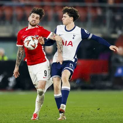 ALKMAAR - (l-r) Troy Parrott of AZ, Archie Gray of Tottenham Hotspur FC during the UEFA Europa League match between AZ Alkmaar and Tottenham Hotspur FC at the AFAS stadium on March 6, 2025 in Alkmaar, Netherlands. ANP KOEN VAN WEEL UEFA Europa League 2024 25 Round of 16 Second Leg 2024 25 xVIxANPxSportx xxANPxIVx 521716256 originalFilename: 521716256.jpg