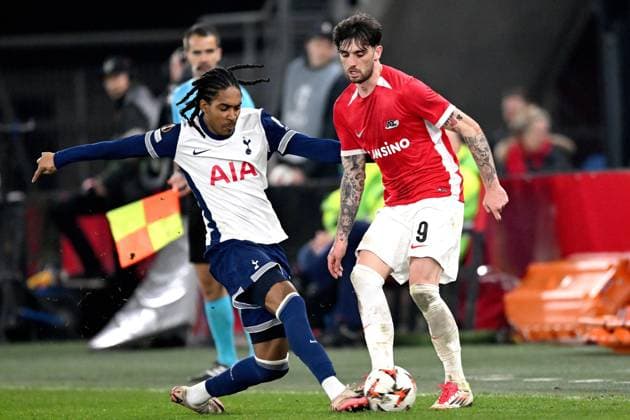 ALKMAAR - (l-r) Djed Spence of Tottenham Hotspur FC, Troy Parrott of AZ during the UEFA Europa League match between AZ Alkmaar and Tottenham Hotspur FC at the AFAS stadium on March 6, 2025 in Alkmaar, Netherlands. ANP Hollandse Hoogte UEFA Europa League 2024 25 Round of 16 Second Leg 2024 25 xVIxANPxSportx xGerritxvanxKeulenxIVx 521716407 originalFilename: 521716407.jpg