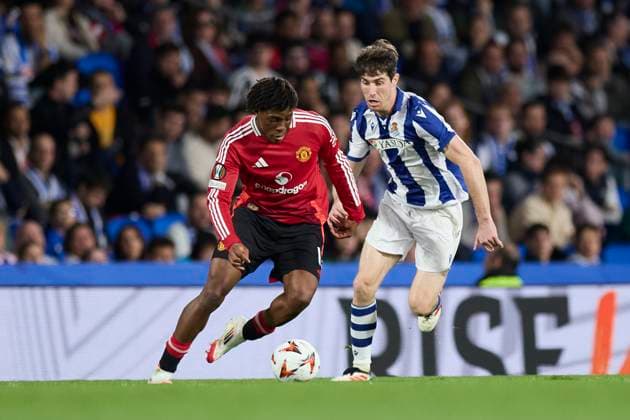 March 6, 2025, San Sebastian, Guipuzcoa, SPAIN: Patrick Dorgu of Manchester United, ManU competes for the ball with Aritz Elustondo of Real Sociedad during the UEFA Europa League 2024 25 Round of 16 First Leg match between Real Sociedad and Manchester United at Reale Arena on March 6, 2025, in San Sebastian, Spain. San Sebastian SPAIN - ZUMAa181 20250306_zaa_a181_089 Copyright: xRicardoxLarreinax