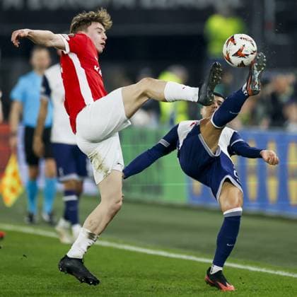 ALKMAAR - (l-r) Sem van Duijn of AZ Alkmaar, Pedro Porro of Tottenham Hotspur FC during the UEFA Europa League match between AZ Alkmaar and Tottenham Hotspur FC at the AFAS stadium on March 6, 2025 in Alkmaar, Netherlands. ANP KOEN VAN WEEL UEFA Europa League 2024 25 Round of 16 Second Leg 2024 25 xVIxANPxSportx xxANPxIVx 521718153 originalFilename: 521718153.jpg