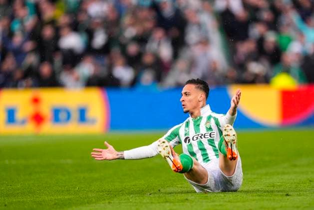 March 6, 2025, Sevilla, Sevilla, SPAIN: Antony Matheus dos Santos of Real Betis protests during the UEFA Conference League 2024 25 League Round of 16 First Leg match between Real Betis and Vitoria Guimaraes SC, at Benito Villamarin stadium on March 06, 2025, in Sevilla, Spain. Sevilla SPAIN - ZUMAa181 20250306_zaa_a181_091 Copyright: xJoaquinxCorcherox