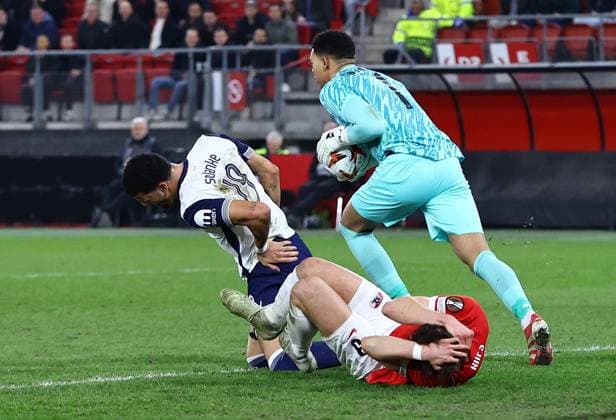 Dominic Solanke of Tottenham Hotspur competes for the ball with Rome-Jayden Owusu-Oduro AZ Alkmaar and in consequences leaves the pitch with possible injury AZ Alkmaar v Tottenham Hotspur, UEFA Europa League, Round of 16, First Leg, Football, AFAS Stadion, Alkmaar, Netherlands - 06 Mar 2025 EDITORIAL USE ONLY No use with unauthorised audio, video, data, fixture lists, club league logos or live services. Online in-match use limited to 120 images, no video emulation. No use in betting, games or single club league player publications.  Copyright: xMichaelxZemanek Shutterstockx 15180150am
