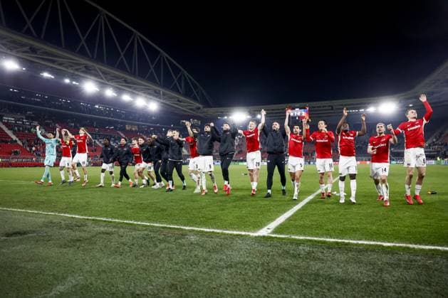 ALKMAAR - Players of AZ Alkmaar after the UEFA Europa League match between AZ Alkmaar and Tottenham Hotspur FC at the AFAS stadium on March 6, 2025 in Alkmaar, Netherlands. ANP KOEN VAN WEEL UEFA Europa League 2024 25 Round of 16 Second Leg 2024 25 xVIxANPxSportx xxANPxIVx 521718972 originalFilename: 521718972.jpg