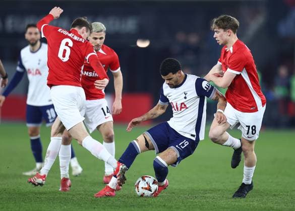 Dominic Solanke of Tottenham Hotspur competes for the ball with Sem van Duijn AZ Alkmaar and Peer Koopmeiners AZ Alkmaar AZ Alkmaar v Tottenham Hotspur, UEFA Europa League, Round of 16, First Leg, Football, AFAS Stadion, Alkmaar, Netherlands - 06 Mar 2025 EDITORIAL USE ONLY No use with unauthorised audio, video, data, fixture lists, club league logos or live services. Online in-match use limited to 120 images, no video emulation. No use in betting, games or single club league player publications.  Copyright: xMichaelxZemanek Shutterstockx 15180150ap