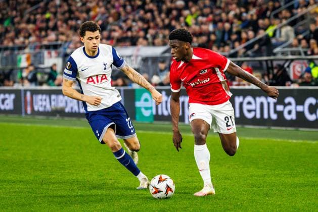 Tottenham Hotspur player Brennan Johnson, AZ Alkmaar forwarder Ernest Poku during the match AZ Tottenham at the AFAS stadium for the UEFA Europa League Round of 16 1st leg season 2024 2025 in ALKMAAR, Netherlands on 6 march 2025, photo by Jules van Iperen EYE4images DeFodi Images