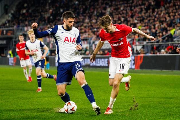 Tottenham Hotspur player Rodrigo Bentancur, AZ Alkmaar defender David Moller Wolfe during the match AZ Tottenham at the AFAS stadium for the UEFA Europa League Round of 16 1st leg season 2024 2025 in ALKMAAR, Netherlands on 6 march 2025, photo by Jules van Iperen EYE4images DeFodi Images