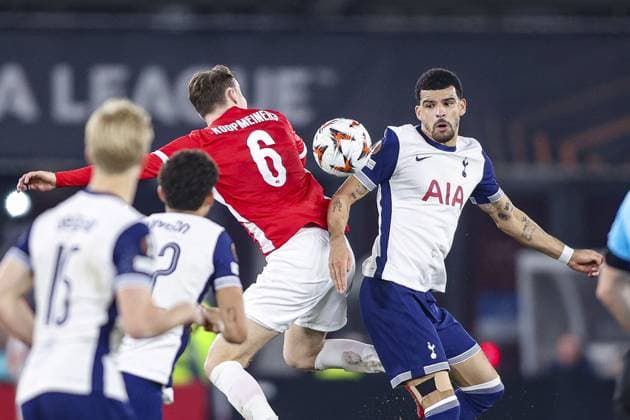 ALKMAAR - 06-03-2025, AFAS Stadium. UEFA Europa League, season 2024 2025 during the match AZ - Tottenham Hotspur. AZ player Peer Koopmeiners and Tottenham Hotspur player Dominic Solanke AZ - Tottenham Hotspur  x28189841x Copyright: