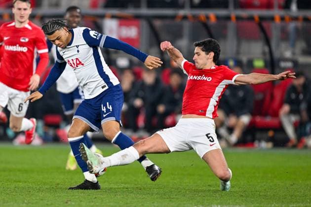 AZ Alkmaar v Tottenham Hotspur Europa League 06 03 2025. AZ Alkmaar defender Alexandre Penetra (5) makes a tackle on Tottenham Hotspur forward Dane Scarlett (44) during the Europa League match between AZ Alkmaar and Tottenham Hotspur at AFAS Stadion, Alkmaar, Netherlands on 6 March 2025. Alkmaar AFAS Stadion Netherlands Editorial use only , Copyright: xSimonxTraylenx PSI-21572-0062