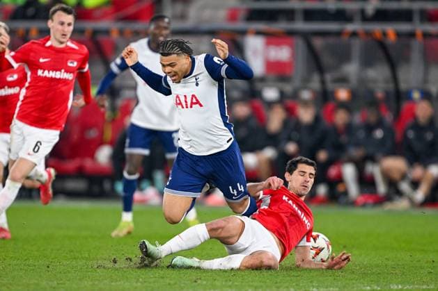 AZ Alkmaar v Tottenham Hotspur Europa League 06 03 2025. AZ Alkmaar defender Alexandre Penetra (5) makes a tackle on Tottenham Hotspur forward Dane Scarlett (44) during the Europa League match between AZ Alkmaar and Tottenham Hotspur at AFAS Stadion, Alkmaar, Netherlands on 6 March 2025. Alkmaar AFAS Stadion Netherlands Editorial use only , Copyright: xSimonxTraylenx PSI-21572-0064