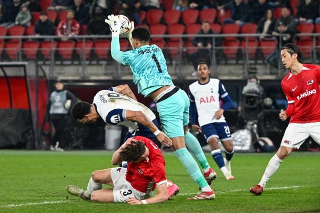 AZ Alkmaar v Tottenham Hotspur Europa League 06 03 2025. AZ Alkmaar goalkeeper Rome-Jayden Owusu-Oduro (1) catches the ball under pressure from Tottenham Hotspur forward Dominic Solanke (19) and AZ Alkmaar defender Wouter Goes (3) during the Europa League match between AZ Alkmaar and Tottenham Hotspur at AFAS Stadion, Alkmaar, Netherlands on 6 March 2025. Alkmaar AFAS Stadion Netherlands Editorial use only , Copyright: xSimonxTraylenx PSI-21572-0059