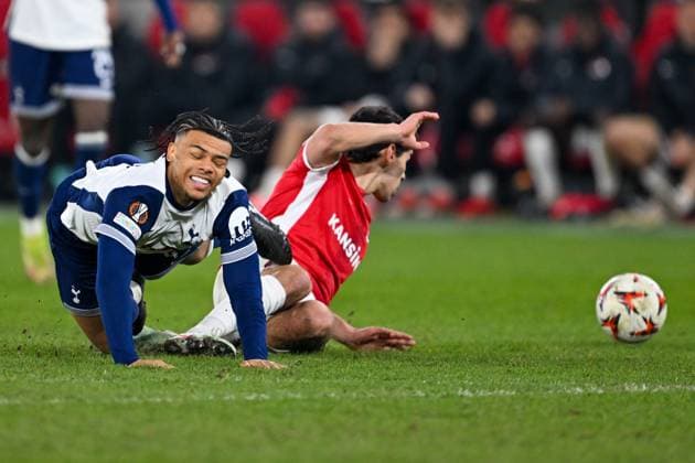 AZ Alkmaar v Tottenham Hotspur Europa League 06 03 2025. AZ Alkmaar defender Alexandre Penetra (5) makes a tackle on Tottenham Hotspur forward Dane Scarlett (44) during the Europa League match between AZ Alkmaar and Tottenham Hotspur at AFAS Stadion, Alkmaar, Netherlands on 6 March 2025. Alkmaar AFAS Stadion Netherlands Editorial use only , Copyright: xSimonxTraylenx PSI-21572-0067