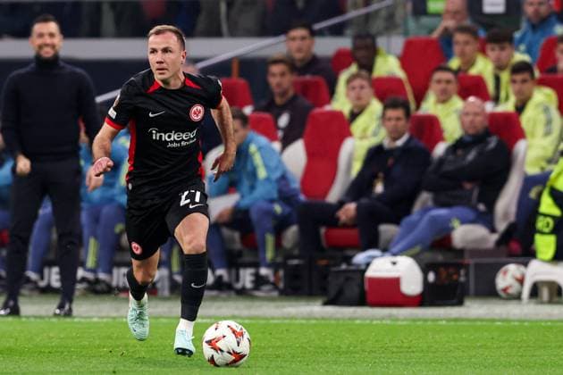 2025-03-06 AFC Ajax v Eintracht Frankfurt - UEFA Europa League 2024 25 Round of 16 First Leg AMSTERDAM, NETHERLANDS - MARCH 6: Mario Götze of Eintracht Frankfurt runs with the ball during to the UEFA Europa League 2024 25 Round of 16 First Leg match between AFC Ajax and Eintracht Frankfurt at Johan Cruijff ArenA on March 6, 2025 in Amsterdam, Netherlands. Amsterdam Johan Cruijff ArenA Netherlands Content not available for redistribution in The Netherlands directly or indirectly through any third parties. Copyright: xBenxGalx