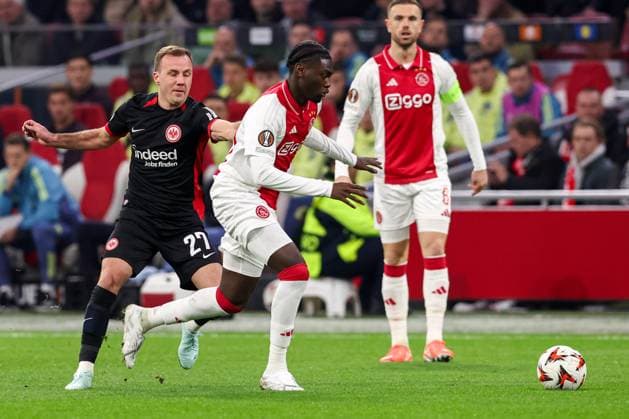 2025-03-06 AFC Ajax v Eintracht Frankfurt - UEFA Europa League 2024 25 Round of 16 First Leg AMSTERDAM, NETHERLANDS - MARCH 6: Jorthy Mokio of AFC Ajax battles for possession with Mario Götze of Eintracht Frankfurt during to the UEFA Europa League 2024 25 Round of 16 First Leg match between AFC Ajax and Eintracht Frankfurt at Johan Cruijff ArenA on March 6, 2025 in Amsterdam, Netherlands. Amsterdam Johan Cruijff ArenA Netherlands Content not available for redistribution in The Netherlands directly or indirectly through any third parties. Copyright: xBenxGalx
