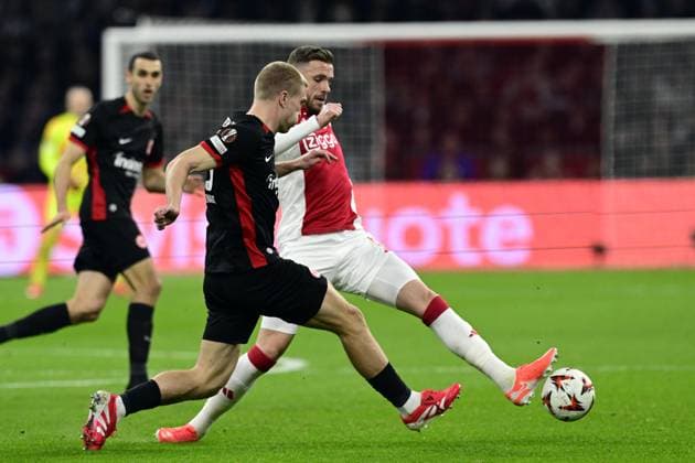 AMSTERDAM - (l-r) Rasmus Kristensen of Eintracht Frankfurt, Jordan Henderson of Ajax during the UEFA Europa League match between AFC Ajax and Eintracht Frankfurt at the Johan Cruijff ArenA on March 6, 2025 in Amsterdam, Netherlands. ANP OLAF CRACK UEFA Europa League 2024 25 Round of 16 First Leg 2024 25 xVIxANPxSportx xxANPxIVx 521720827 originalFilename: 521720827.jpg