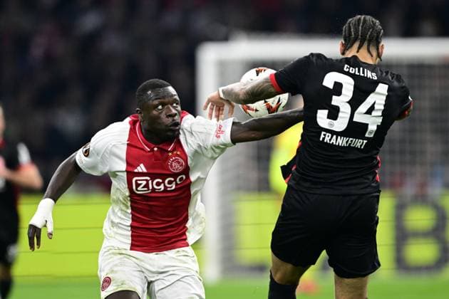 AMSTERDAM - (l-r) Brian Brobbey of Ajax, Nnamdi Collins of Eintracht Frankfurt during the UEFA Europa League match between AFC Ajax and Eintracht Frankfurt at the Johan Cruijff ArenA on March 6, 2025 in Amsterdam, Netherlands. ANP OLAF CRACK UEFA Europa League 2024 25 Round of 16 First Leg 2024 25 xVIxANPxSportx xxANPxIVx 521720988 originalFilename: 521720988.jpg