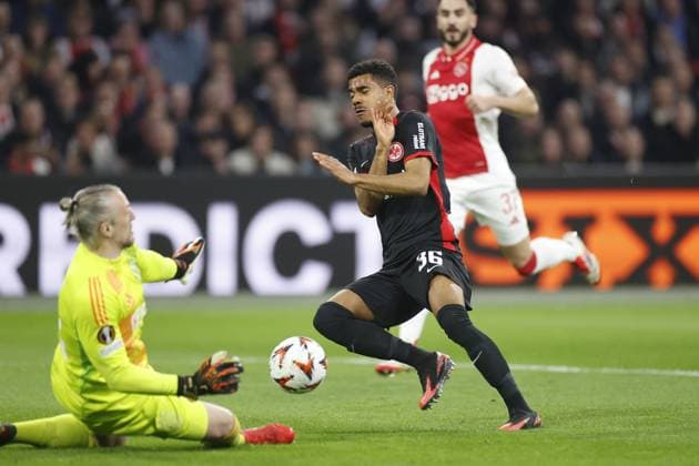 AMSTERDAM, 06-03-2025 , JohanCruyff Arena , UEFA Europa League Football season 2024 2025 , match between Ajax and Eintracht Frankfurt. (L-R) Ajax goalkeeper Remko Pasveer, Eintracht Frankfurt player Ansgar Knauff Ajax - Eintracht Frankfurt  x28190383x Copyright: