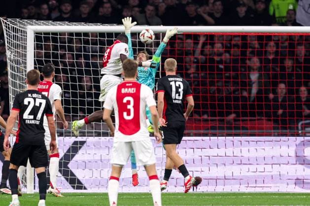 2025-03-06 AFC Ajax v Eintracht Frankfurt - UEFA Europa League 2024 25 Round of 16 First Leg AMSTERDAM, NETHERLANDS - MARCH 6: Brian Brobbey of AFC Ajax heads the ball and scores a goal, goalkeeper Kevin Trapp of Eintracht Frankfurt deflecting during to the UEFA Europa League 2024 25 Round of 16 First Leg match between AFC Ajax and Eintracht Frankfurt at Johan Cruijff ArenA on March 6, 2025 in Amsterdam, Netherlands. Amsterdam Johan Cruijff ArenA Netherlands Content not available for redistribution in The Netherlands directly or indirectly through any third parties. Copyright: xBenxGalx