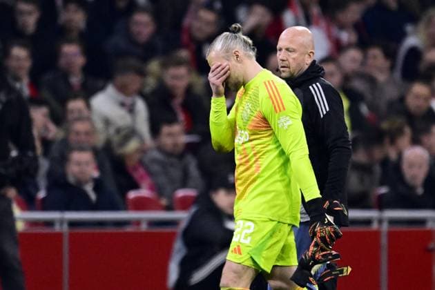 AMSTERDAM - Ajax goalkeeper Remko Pasveer leaves the pitch injured during the UEFA Europa League match between AFC Ajax and Eintracht Frankfurt at the Johan Cruijff ArenA on March 6, 2025 in Amsterdam, Netherlands. ANP OLAF CRACK UEFA Europa League 2024 25 Round of 16 First Leg 2024 25 xVIxANPxSportx xxANPxIVx 521721515 originalFilename: 521721515.jpg