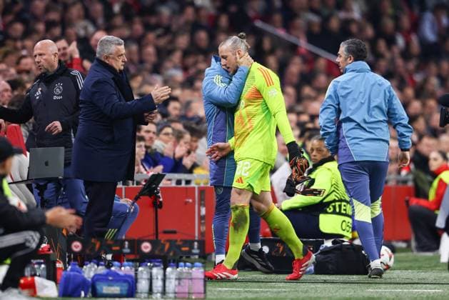 AMSTERDAM, 06-03-2025 , JohanCruyff Arena , UEFA Europa League Football season 2024 2025 , match between Ajax and Eintracht Frankfurt. Ajax goalkeeper Remko Pasveer leaves the pitch injured Ajax - Eintracht Frankfurt  x28190485x Copyright: