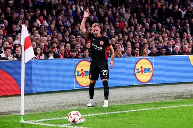 2025-03-06 AFC Ajax v Eintracht Frankfurt - UEFA Europa League 2024 25 Round of 16 First Leg AMSTERDAM, NETHERLANDS - MARCH 6: Mario Götze of Eintracht Frankfurt takes a free kick during to the UEFA Europa League 2024 25 Round of 16 First Leg match between AFC Ajax and Eintracht Frankfurt at Johan Cruijff ArenA on March 6, 2025 in Amsterdam, Netherlands. Amsterdam Johan Cruijff ArenA Netherlands Content not available for redistribution in The Netherlands directly or indirectly through any third parties. Copyright: xBenxGalx