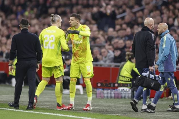 AMSTERDAM, 06-03-2025 , JohanCruyff Arena , UEFA Europa League Football season 2024 2025 , match between Ajax and Eintracht Frankfurt. (L-R) Ajax goalkeeper Remko Pasveer leaves the pitch injured, substitute Ajax goalkeeper Jay Gorter Ajax - Eintracht Frankfurt  x28190523x Copyright: