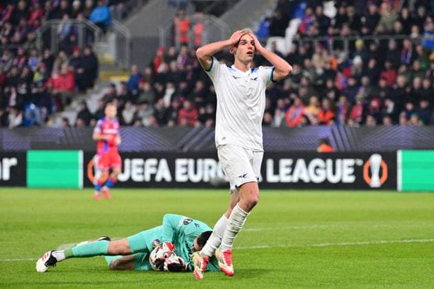 L-R goalkeeper Martin Jedlicka (Plzen) and Gustav Isaksen (Lazio) in action during the UEFA Europa League, semi-finals opening match: FC Viktoria Plzen vs Lazio, in Pilsen, Czech Republic, on March 6, 2025. (CTKxPhoto MichalxKamaryt) CTKPhotoP2025030609681  CTKPhotoP2025030609681