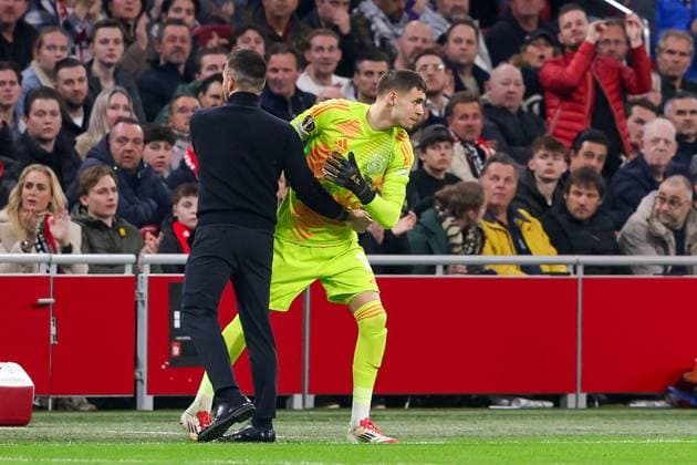 2025-03-06 AFC Ajax v Eintracht Frankfurt - UEFA Europa League 2024 25 Round of 16 First Leg AMSTERDAM, NETHERLANDS - MARCH 6: Goalkeeper Jay Gorter of AFC Ajax enter the pitchr and Headcoach Francesco Farioli of AFC Ajax during the UEFA Europa League 2024 25 Round of 16 First Leg match between AFC Ajax and Eintracht Frankfurt at Johan Cruijff ArenA on March 6, 2025 in Amsterdam, Netherlands. Amsterdam Johan Cruijff ArenA Netherlands Content not available for redistribution in The Netherlands directly or indirectly through any third parties. Copyright: xHansxvanxderxValkx