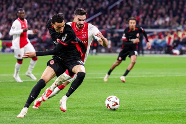 2025-03-06 AFC Ajax v Eintracht Frankfurt - UEFA Europa League 2024 25 Round of 16 First Leg AMSTERDAM, NETHERLANDS - MARCH 6: Hugo Ekitike of Eintracht Frankfurt battles for possession with Josip Sutalo of AFC Ajax during to the UEFA Europa League 2024 25 Round of 16 First Leg match between AFC Ajax and Eintracht Frankfurt at Johan Cruijff ArenA on March 6, 2025 in Amsterdam, Netherlands. Amsterdam Johan Cruijff ArenA Netherlands Content not available for redistribution in The Netherlands directly or indirectly through any third parties. Copyright: xBenxGalx