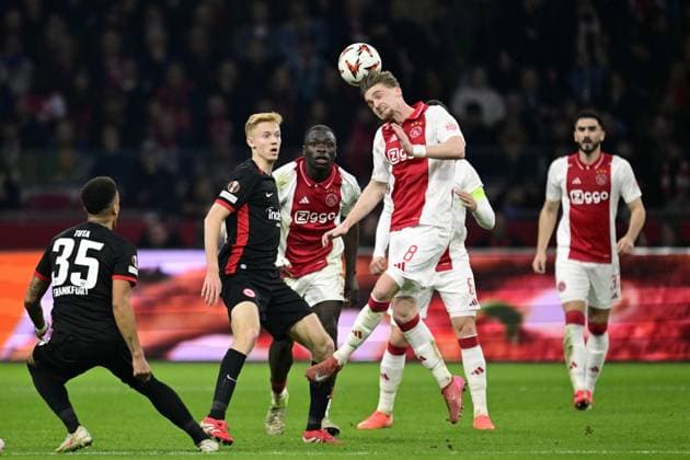 AMSTERDAM - (l-r) Hugo Larsson of Eintracht Frankfurt, Kenneth Taylor of Ajax during the UEFA Europa League match between AFC Ajax and Eintracht Frankfurt at the Johan Cruijff ArenA on March 6, 2025 in Amsterdam, Netherlands. ANP OLAF CRACK UEFA Europa League 2024 25 Round of 16 First Leg 2024 25 xVIxANPxSportx xxANPxIVx 521723589 originalFilename: 521723589.jpg